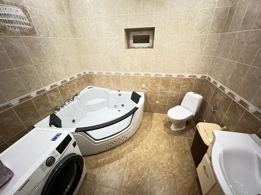 Большой дом в 10 метрах от моря