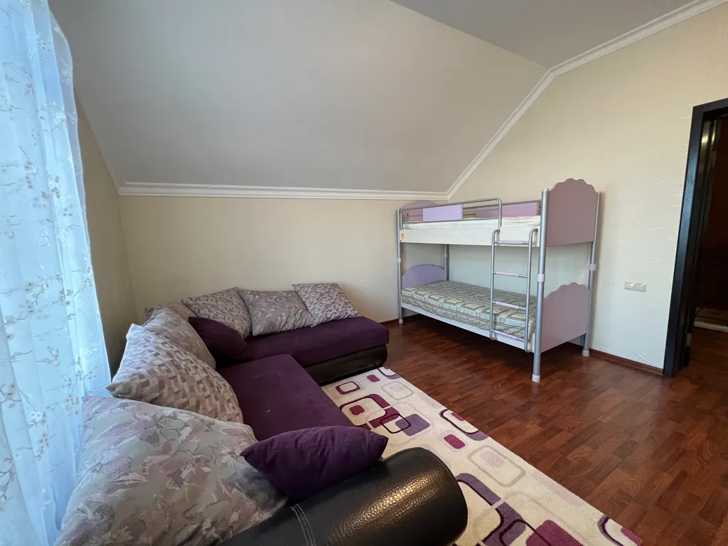 Большой дом в 10 метрах от моря