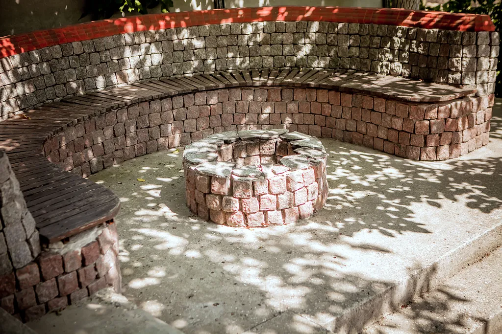 Коттедж Добротный кирпичный дом со своим двором в усадьбе Можжевеловый дворик — Айвовое