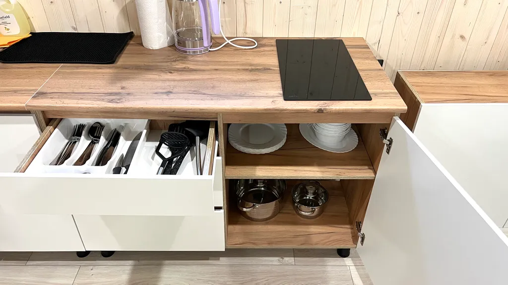 Домик с камином у ручья