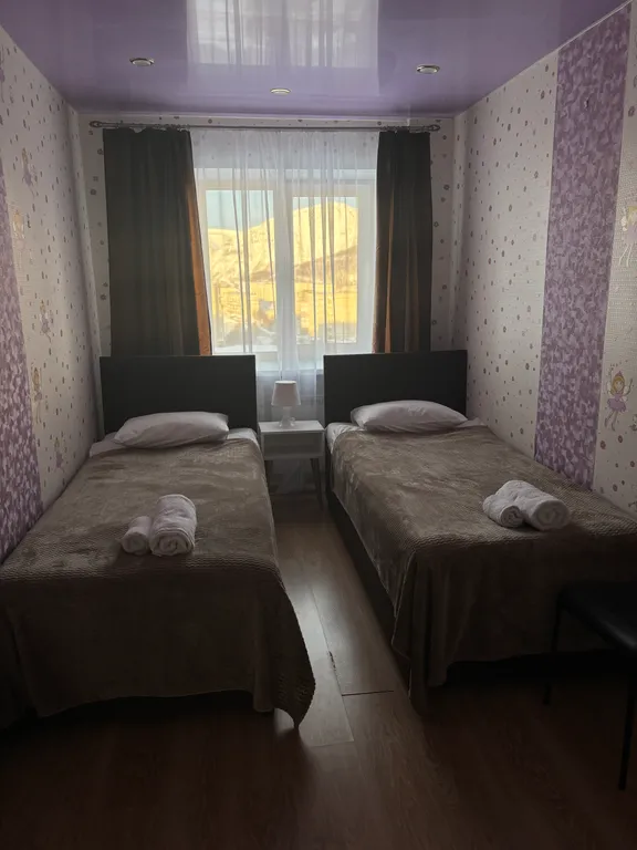 Уютная евротрешка с большой гостиной и двумя спальнями с видом на горы