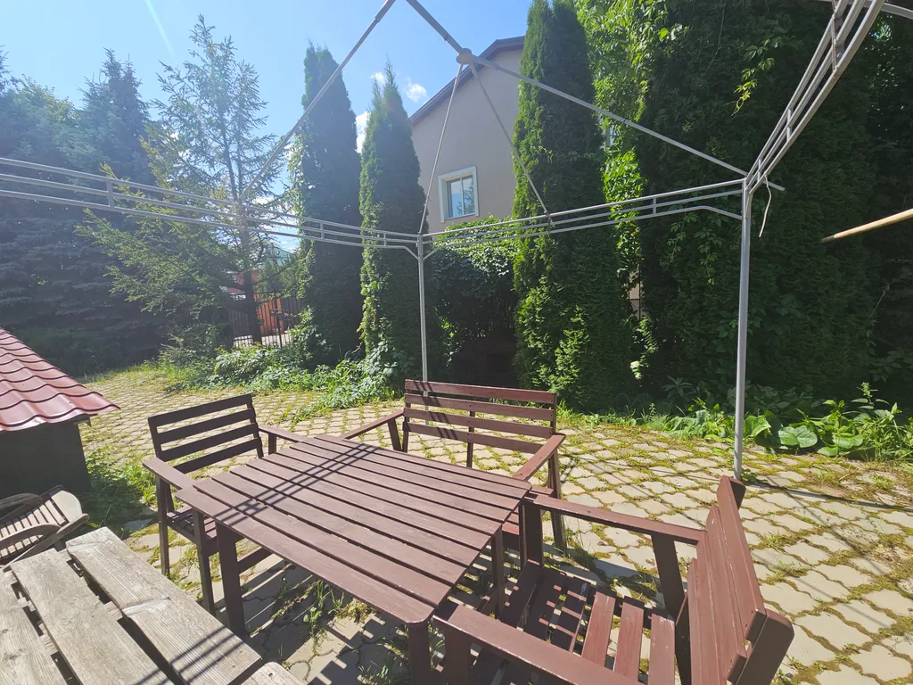 Большой дом в черте города