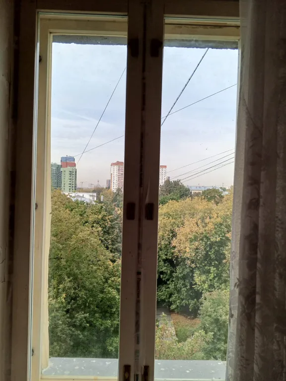 Розовая комната с персональным компьютером