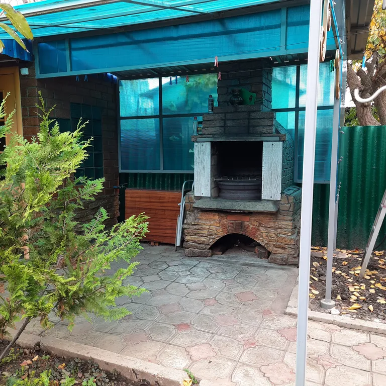 Половина двухэтажного дома у моря