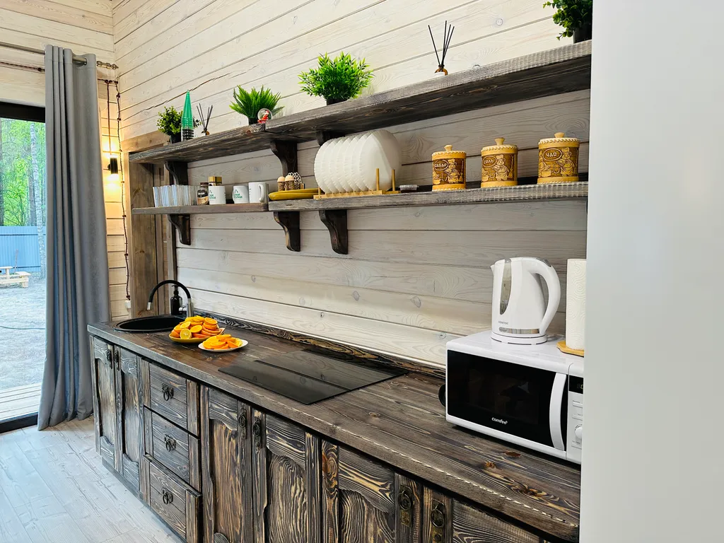 Дом и баня на дровах в сосновом лесу