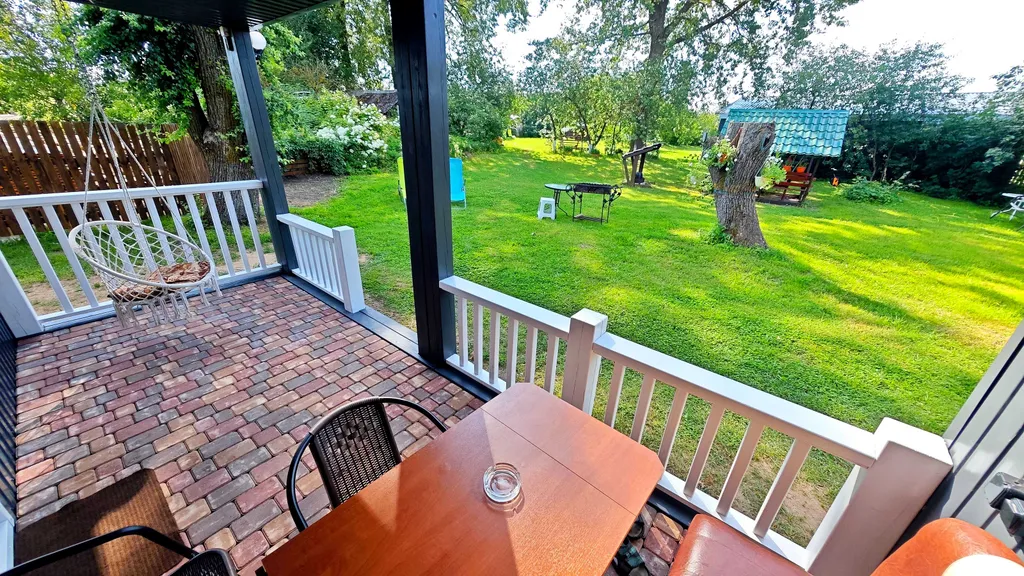 Солнечный домик-студия люкс с террасой, кухней, ванной комнатой