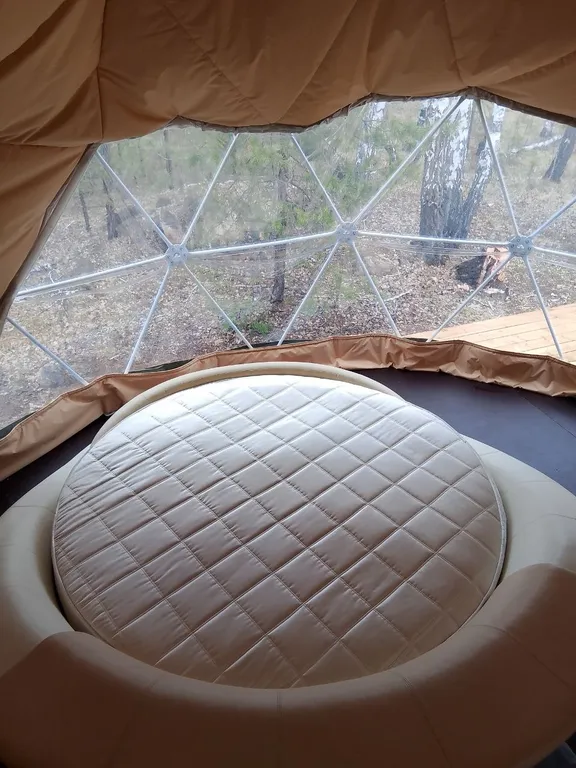 Гео купол в лесу на берегу озера Увильды