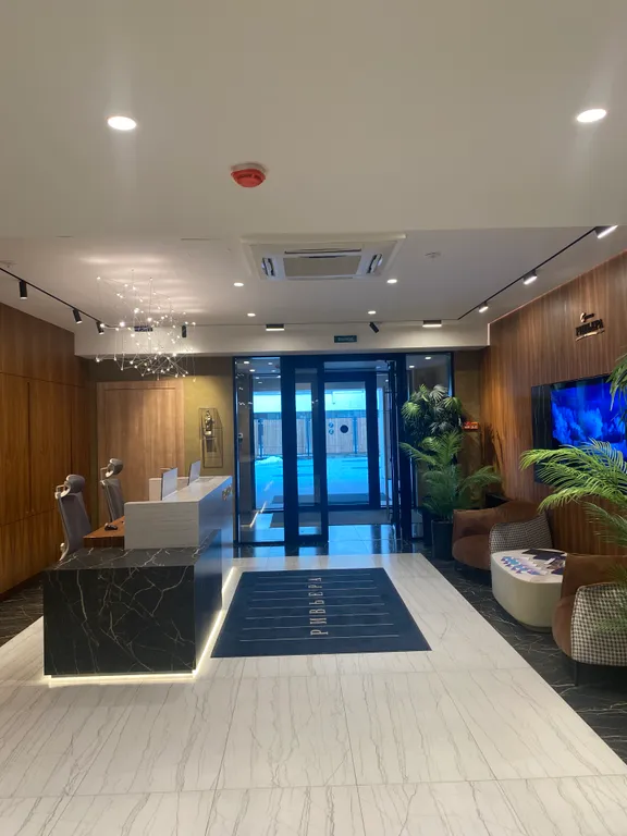 Студия с лоджией на заливе в комплексе с подогреваемым бассейном