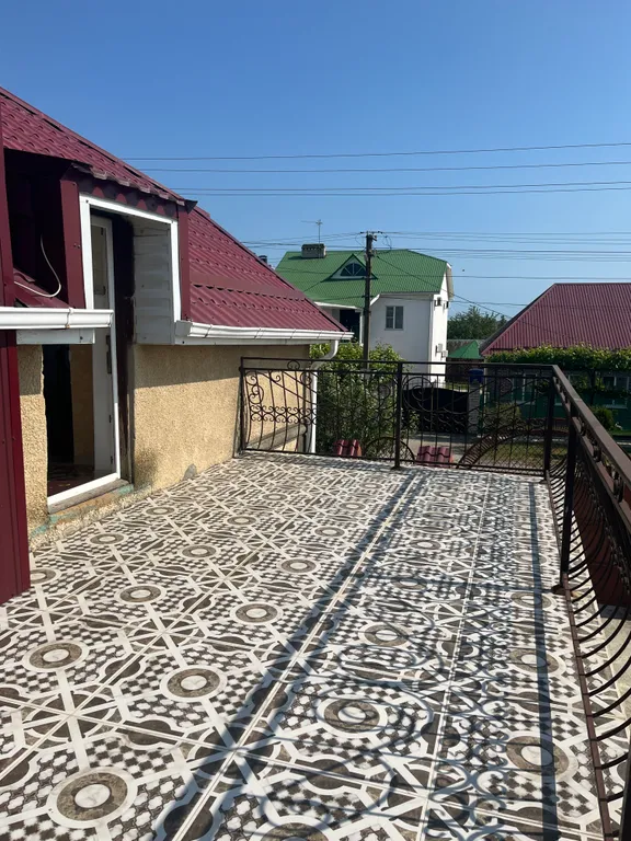 Двухэтажный дом с бассейном