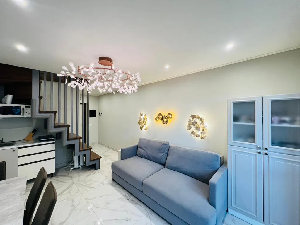 Двухуровневая квартира с бассейном на территории