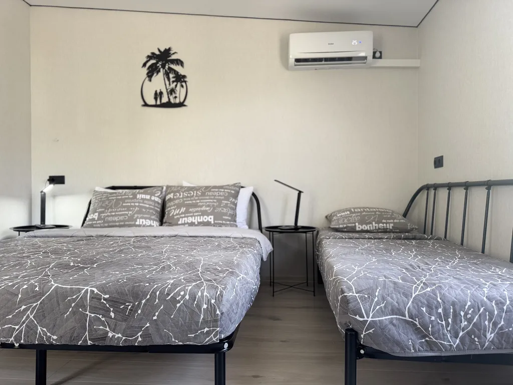 Смарт-студия в монохромных тонах