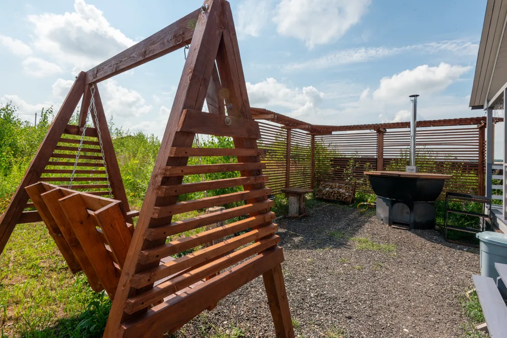 Дом на берегу реки с банным чаном