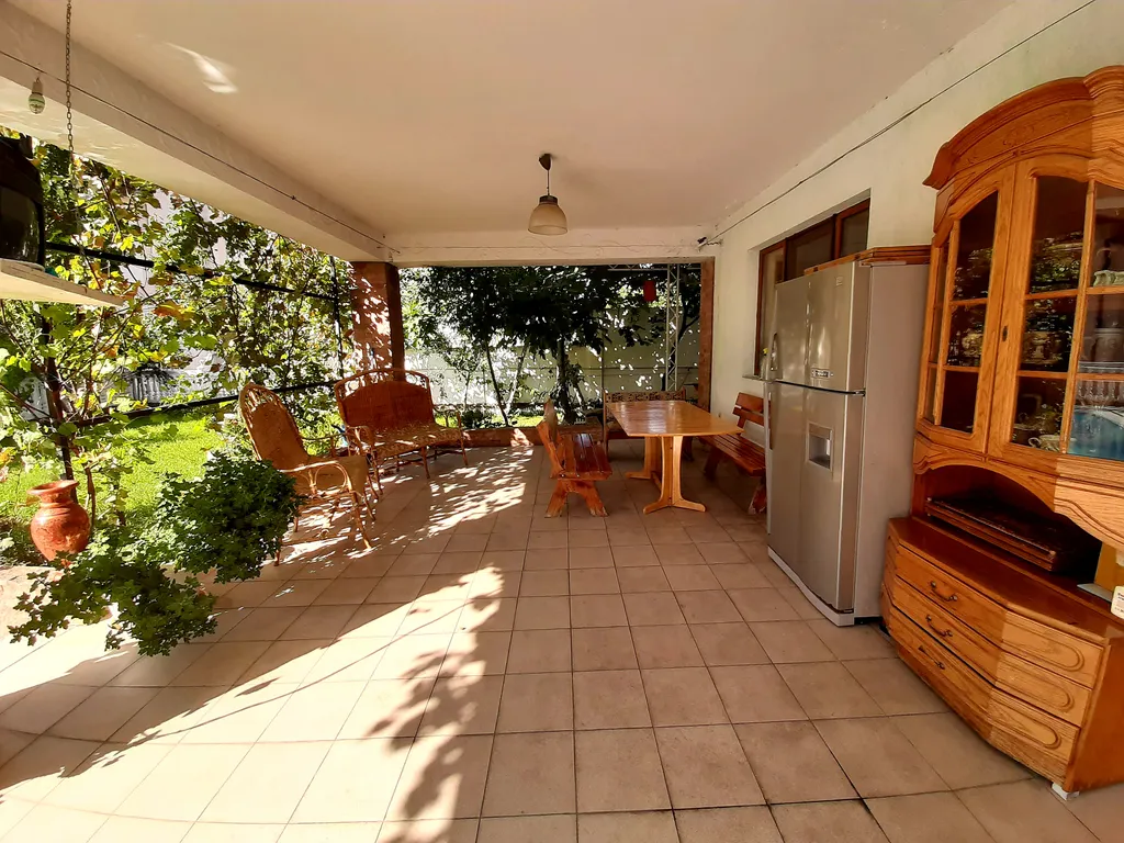 Дом с бассейном недалеко от моря