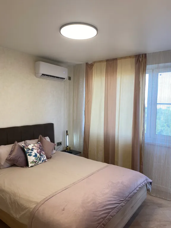 Двухкомнатные апартаменты в новостройке с витражным балконом