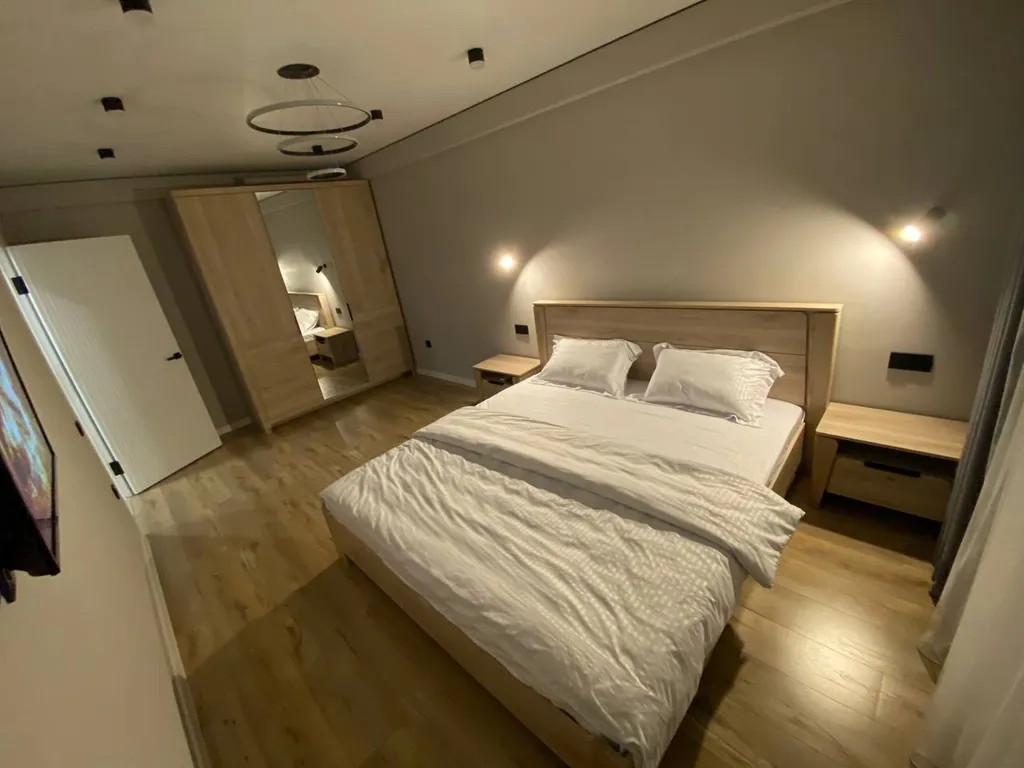 Чистая и современная квартира с видом на горы в центре города