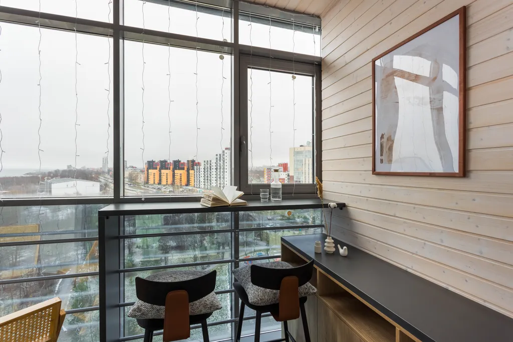 Современная трешка с видом на озеро и каминным залом