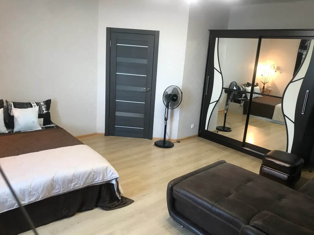 Апартаменты в ЖК Париж, центр. Парк Победы! Вода горячая есть.