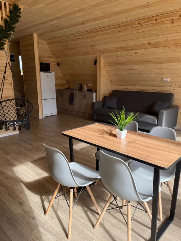 Уютный дом у ручья