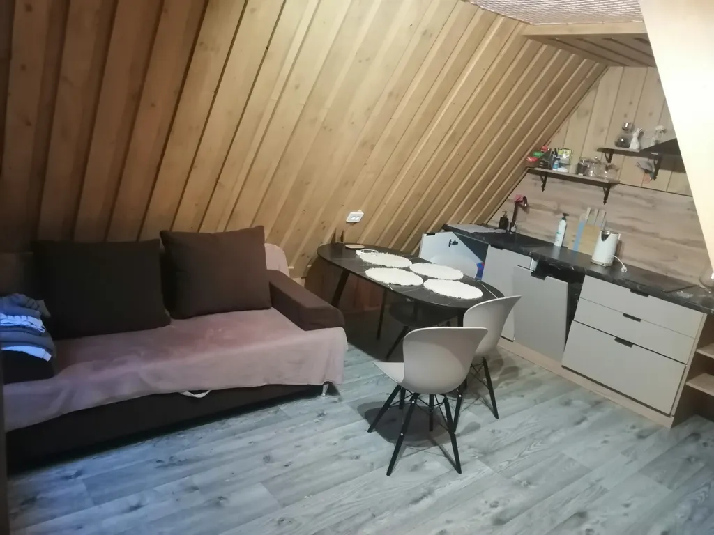 Треугольный дом Афрейм расположен в уютном тихом месте, рядом с озером