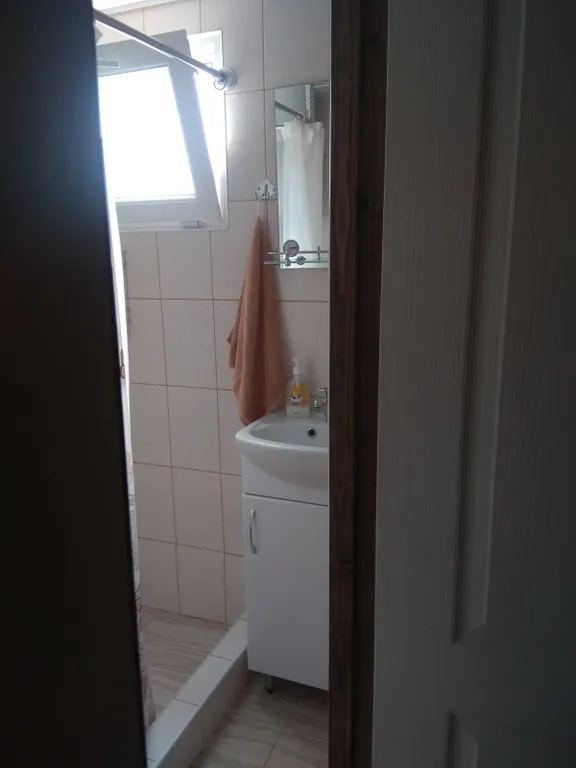 Уютный домик с террасой и видом на море, душ и туалет в помещении