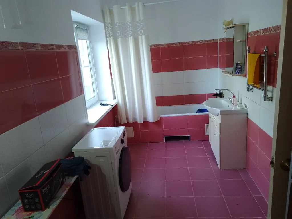 Уютный дом в пригороде с видом на море