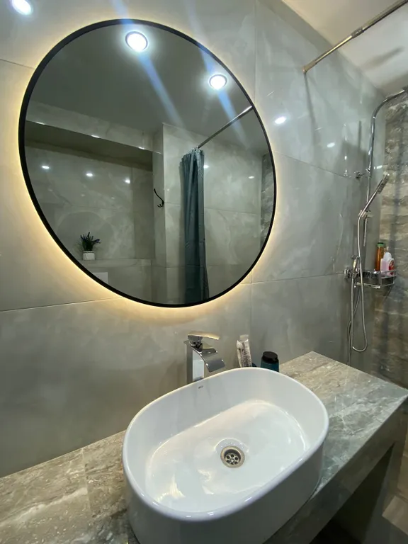 Номер люкс с большой двухспальной кроватью