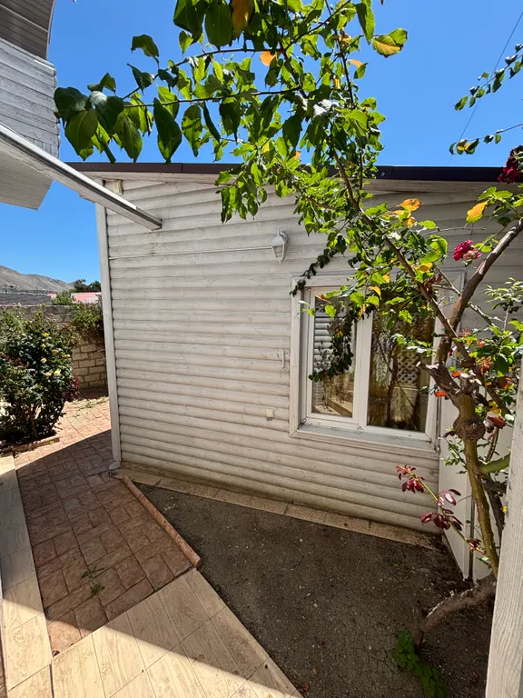 Уютный дом в эко стиле, в 150 метрах от моря и пляжа со своим двором