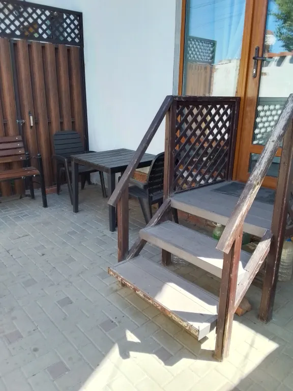 Часть дома с двором и мангалом