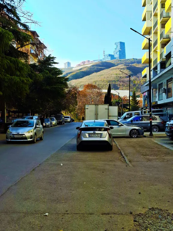 Трёхкомнатная квартира в центре Тбилиси с балконом, вид во двор