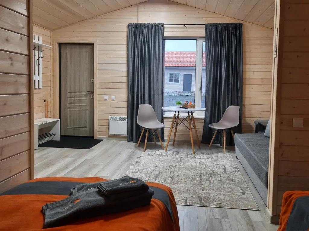 Уютный четырёхместный Домик де-люкс с отдельными кроватями