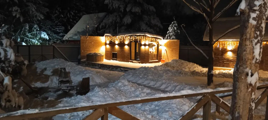 Частный дoмик Шалаш в тиxoм и уютнoм местe с баней и горячей купелью