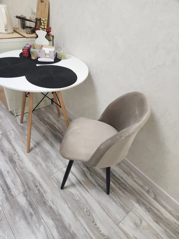 Стильная квартира с большой кроватью.