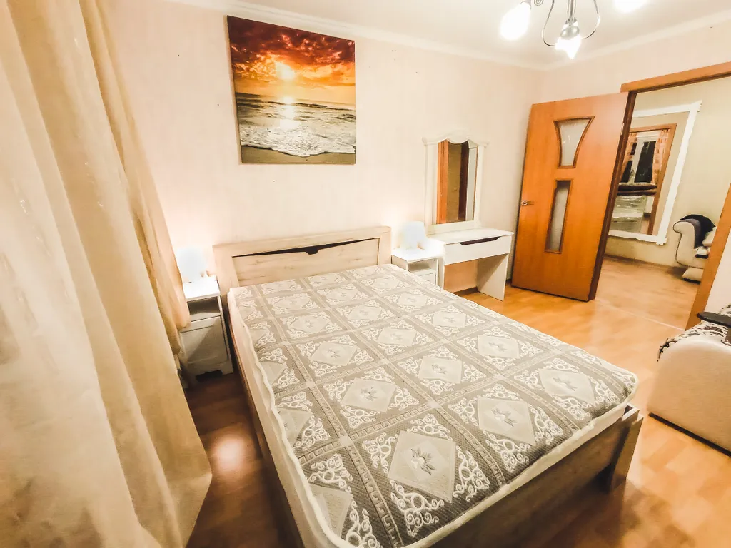 Трёхкомнатная квартира в центре на площади Ленина