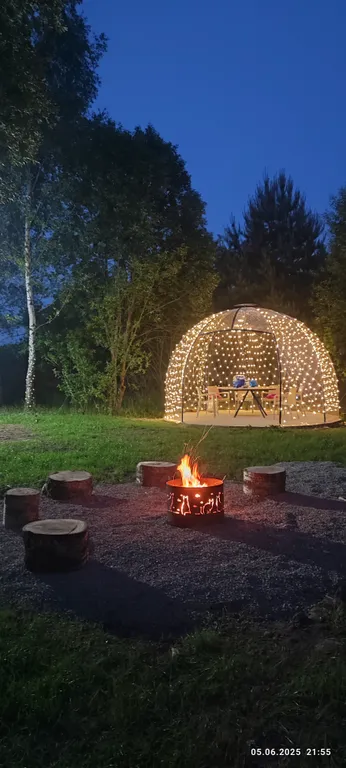 Дом с купольной беседкой на природе