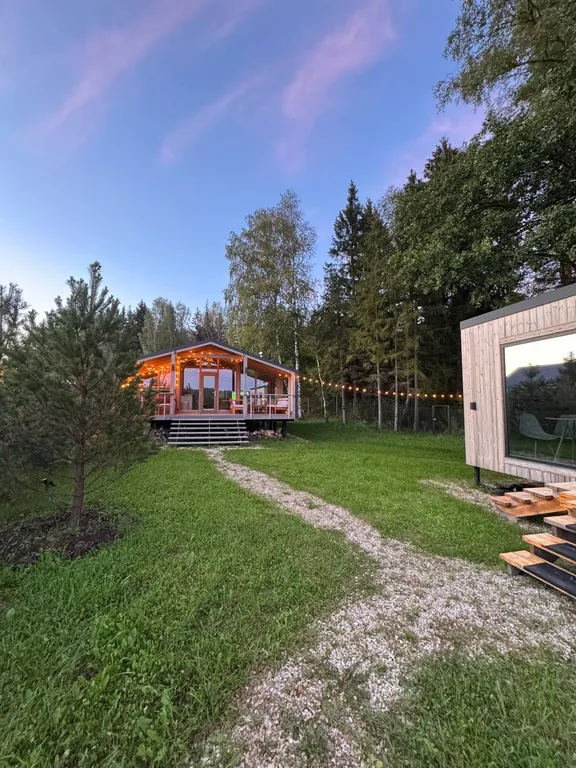 Дом с баней и чаном у воды и леса бохо