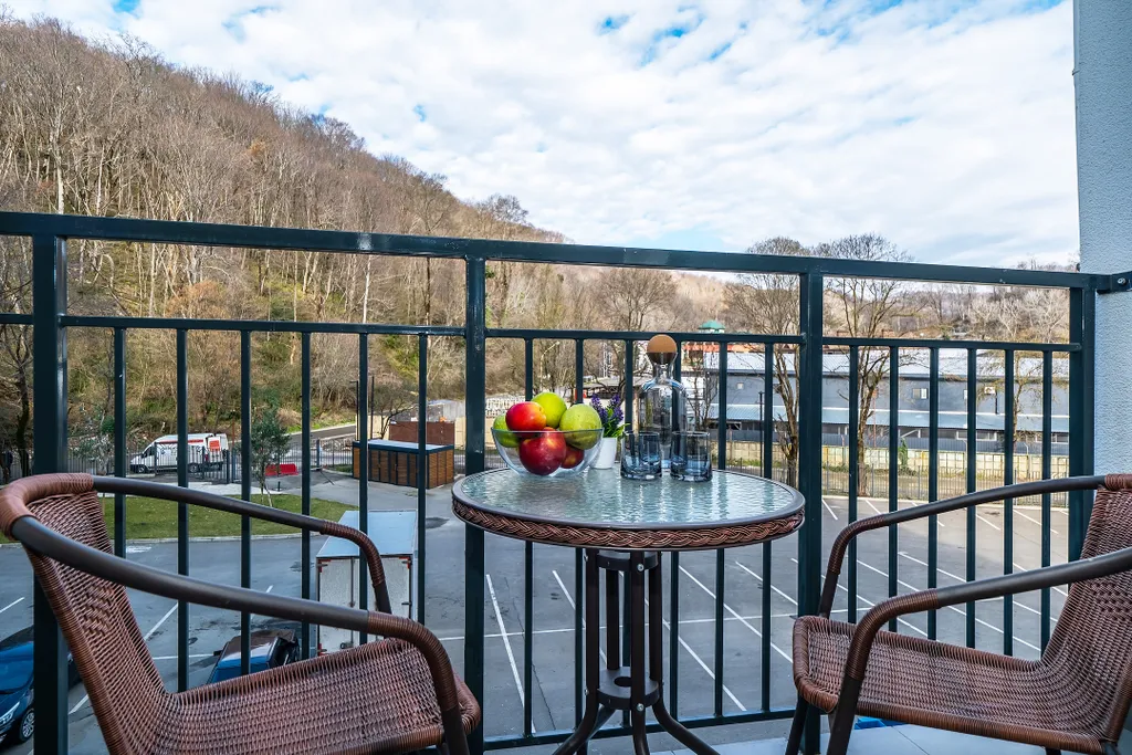 Просторная дизайнерская студия для троих