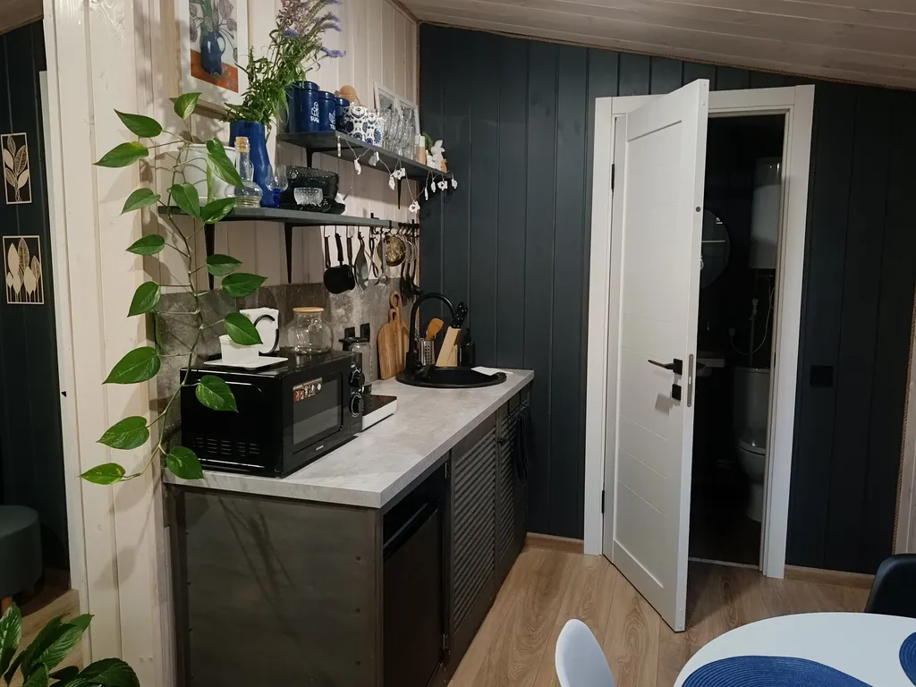 Светлый домик на опушке леса