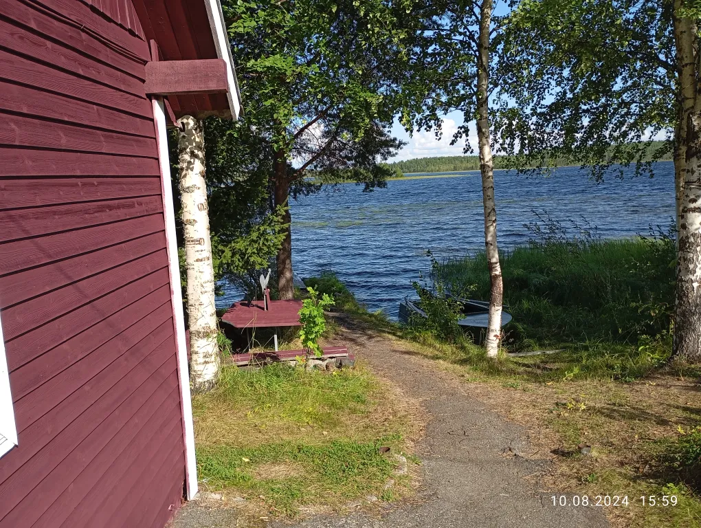 Дом на берегу с баней и лодкой