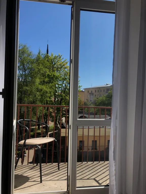 Просторная современная сталинка, в центре рядом с ресторанами и кафе