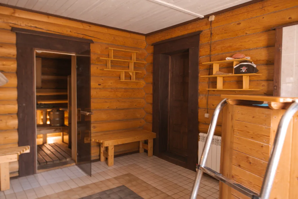 Двухэтажный дом для отдыха на природе с баней