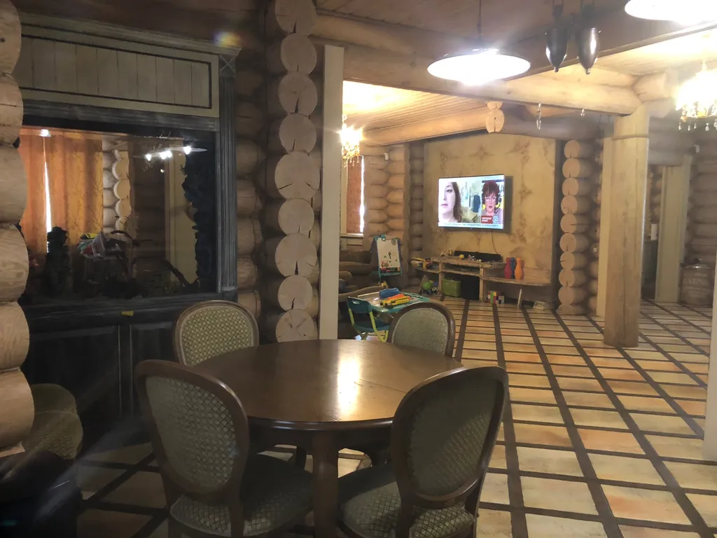 Коттедж с баней и беседкой из сруба