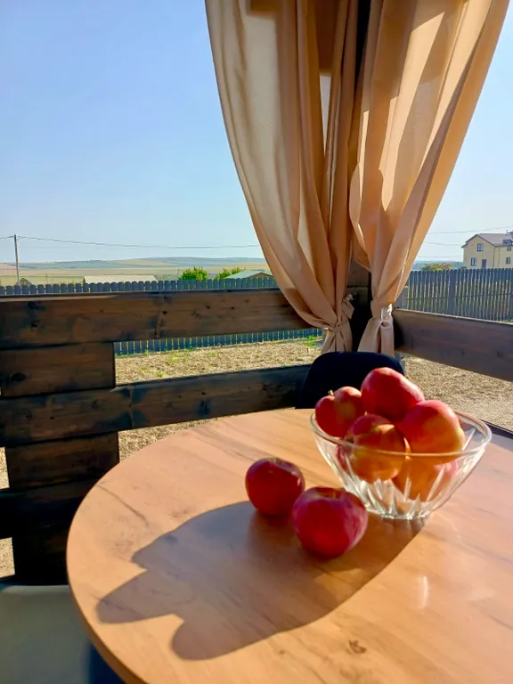 Новый деревянный домик у моря