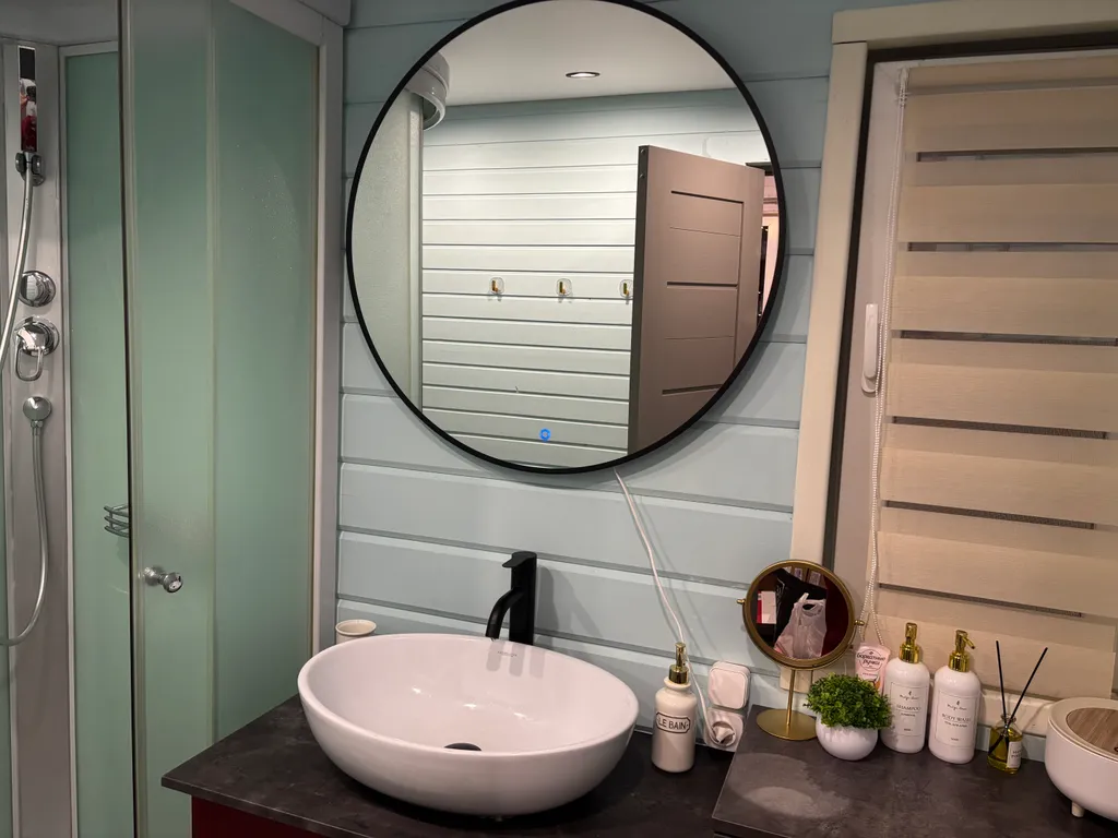 Яркий дом с ванной у панорамного окна