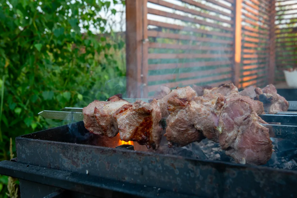 Дом на берегу реки с банным чаном