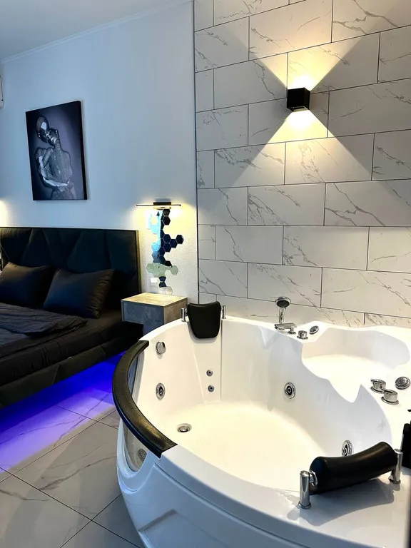 Квартира Стильная и уютная квартира с джакузи для влюбленных SweetRoom — Санкт-Петербург