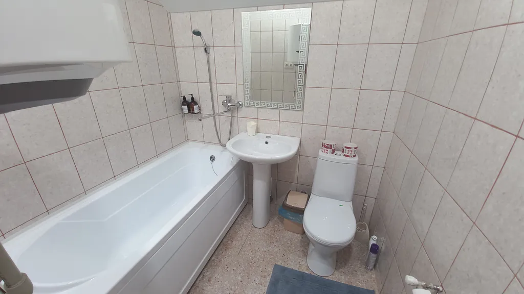 Уютная комната в доме с ванной комнатой