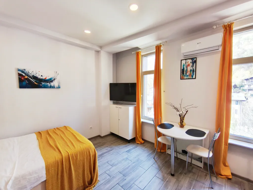 Современный апартамент-студия с видом на горы