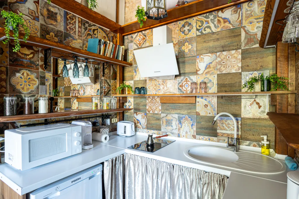 Романтическая студия с камином и балконом в старинном особняке