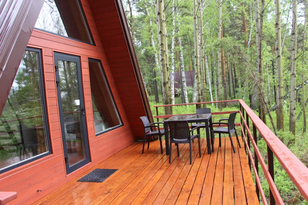 Уютный домик Красный A-Frame с террасой