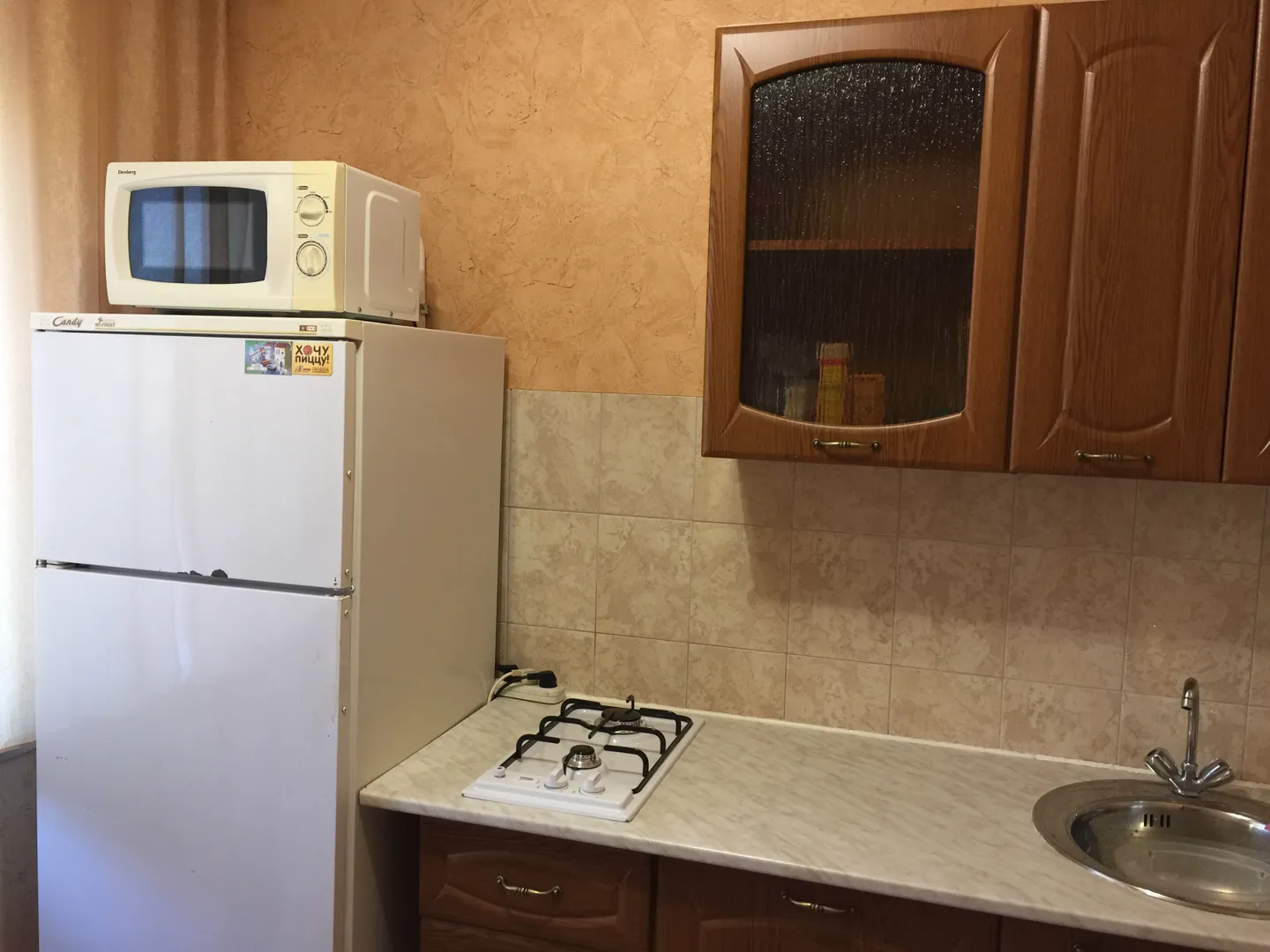 СВЧ-печь, холодильник и газовая варочная поверхность